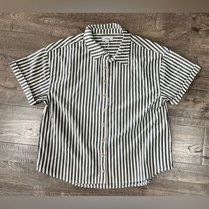 Kensie Jeans - NWT size Small short sleeve button up shirt